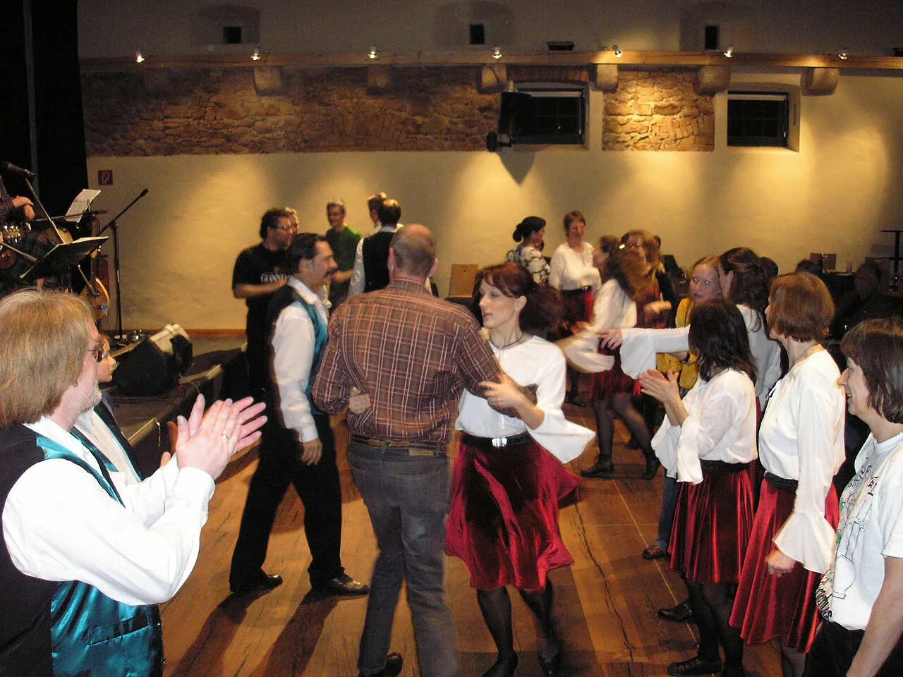 Cumann Céilí Vín performing the Haymaker’s Jig, an Irish Céilí dance.