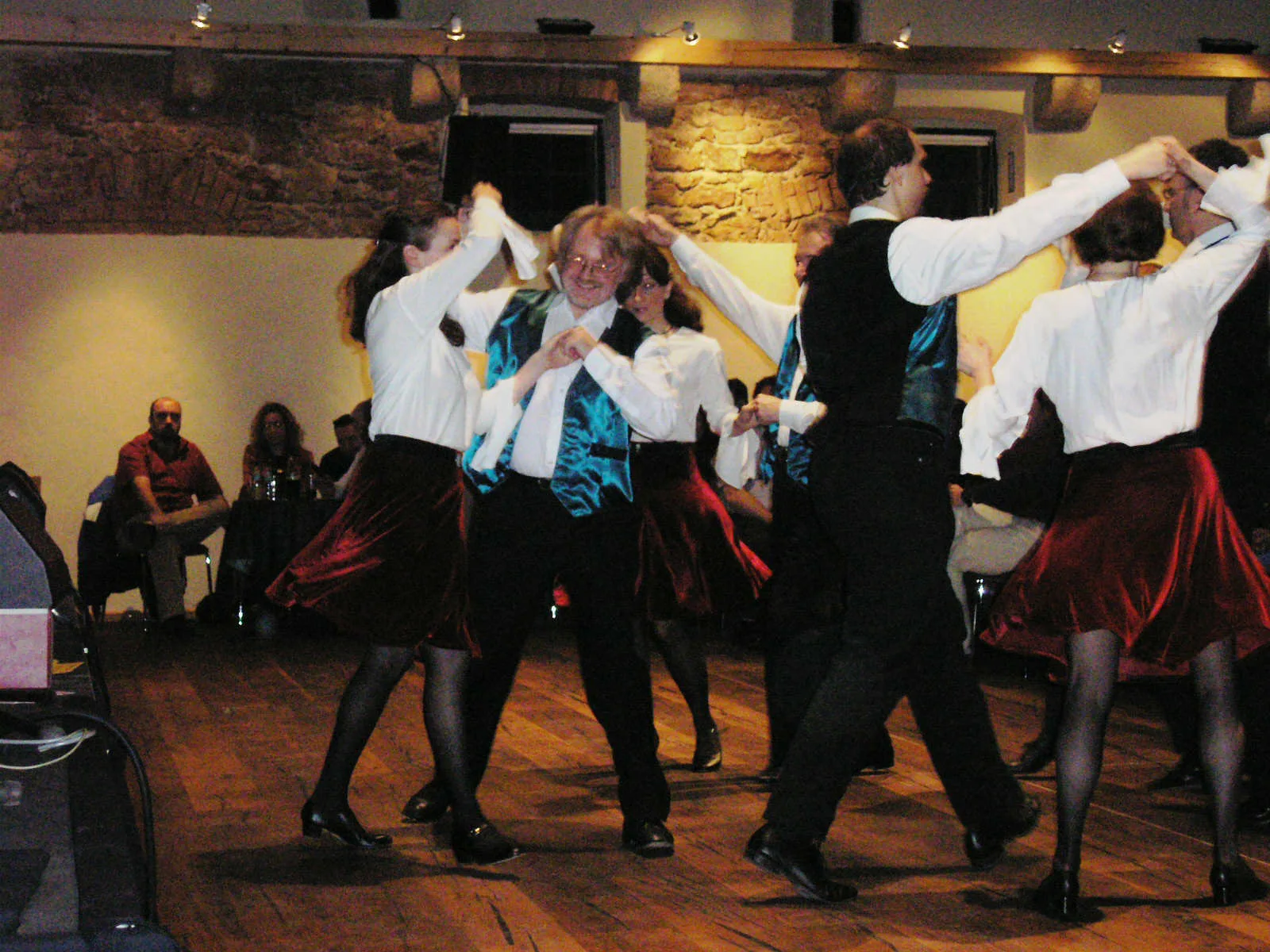 The Irish Dancing Group Vienna dancing the Claddagh Set together.